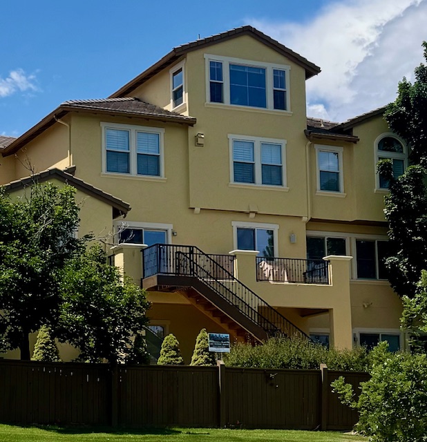 Modern deck with railing installation in Highlands Ranch CO built by Luxe Outdoor Spaces